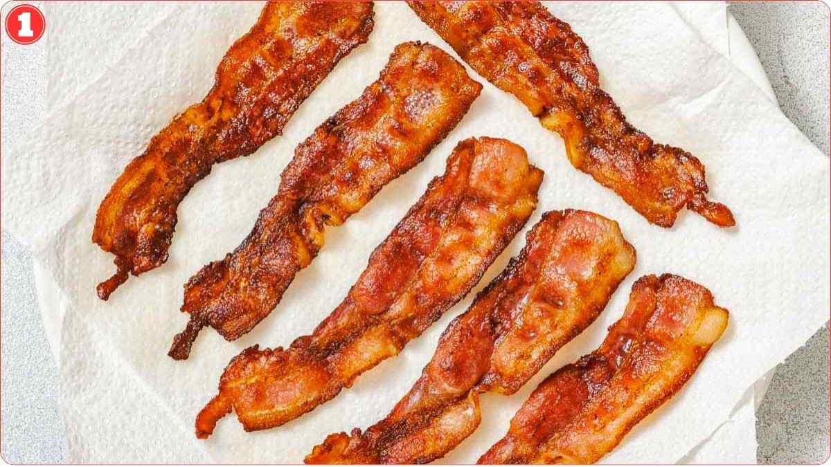 Crispy cooked bacon strips on paper towel.